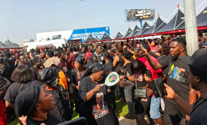Thousands gather to bid Daddy Lumba farewell Thousands gather to bid Daddy Lumba farewell